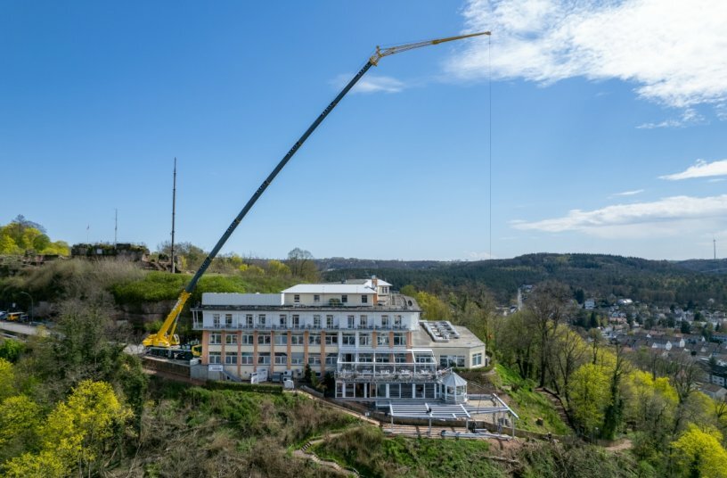 The components for the metal structure of the hotel terrace had to be lifted over the considerable distance of 65 metres – the ideal task for the Liebherr LTM 1150-5.3 with its 66-metre telescopic section. The 19 metre-long double folding jib was also used.<br>IMAGE SOURCE: Liebherr-Werk Ehingen GmbH