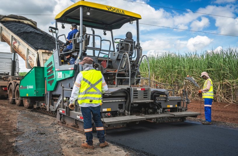 The applications and service technicians from the Wirtgen Group provided comprehensive training for the plantation workers in how to operate the Vögele paver.<br>IMAGE SOURCE: WIRTGEN GROUP