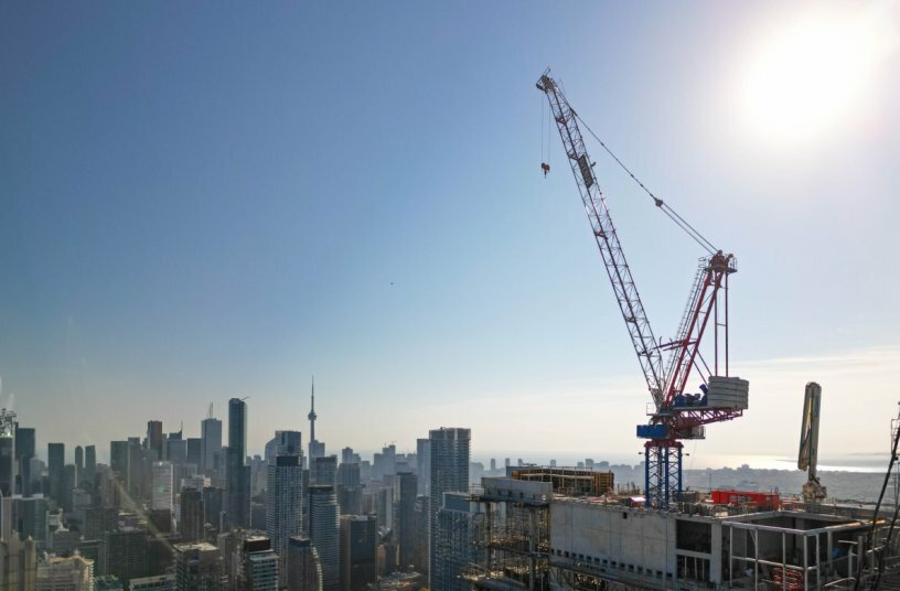 Raimondi LR273 luffing jib crane at work on a new condominium develop in Toronto