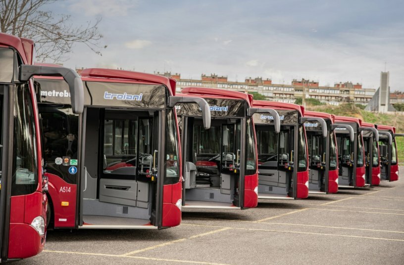 40 Citaro hybrid buses for bus company Autoservizi Troiani in Rome, Italy, Mercedes-Benz Citaro hybrid, 3-door, Exterior, red, OM 936 rated at 220 kW/299 hp, displacement 7.7 l, electric motor rated at 14 kW, 6 speed automatic transmission, length/width/height: 12135/2550/3120 mm, passenger capacity: max. 1/108.<br>IMAGE SOURCE: Daimler Truck AG