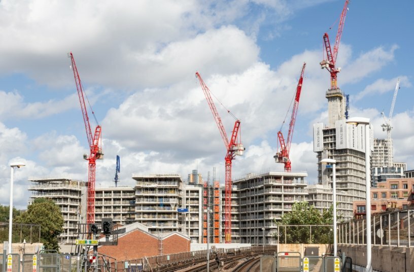 Construction sites in London can be a challenge – but neither subway tracks or residential buildings with oversailing prohibitions nor short timetables could stop the red WOLFF cranes. No track is too close and no construction site is too cramped for our experienced Wolffkran team.<br>IMAGE SOURCE: WOLFFKRAN International AG