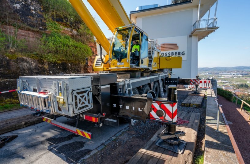 Jörg Schmidt positioned each of the crane´s outriggers individually and thus made optimal use of the limited space available.<br>IMAGE SOURCE: Liebherr-Werk Ehingen GmbH