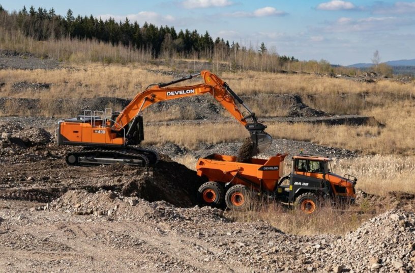 Develon DX400HD-9 and Develon DA30-7<br>IMAGE SOURCE: Develon