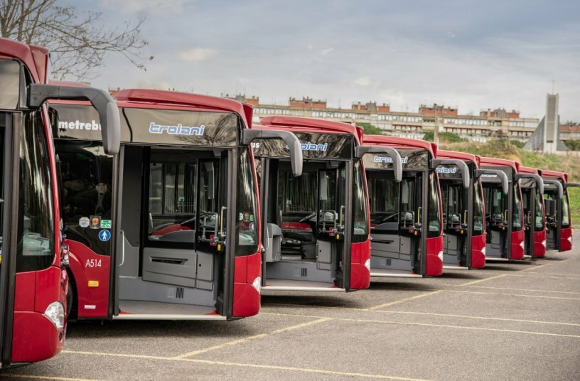 40 Citaro hybrid Busse für Busunternehmen Autoservizi Troiani in Rom (Italien), Mercedes-Benz Citaro hybrid, 3-Türer, Exterieur, rot, OM 936 mit einer Leistung von 220 kW (299 PS), 7,7 Litern Hubraum, Elektro Motor mit 14 kW, 6-Gang-Automatikgetriebe, Länge/Breite/Höhe: 12.135/2.550/3.120 mm, Beförderungskapazität: max. 1/108.<br>BILDQUELLE: Daimler Truck AG