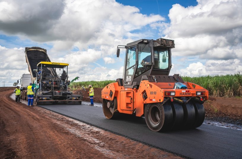 Outstanding teamwork: The Hamm HD 90 K roller followed on behind the SUPER 1400  and provided the required compaction of the freshly paved asphalt.<br>IMAGE SOURCE: WIRTGEN GROUP
