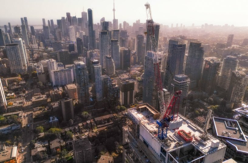 Raimondi LR273 luffing jib crane building one of Toronto’s newest luxurious Condos<br>IMAGE SOURCE: Raimondi