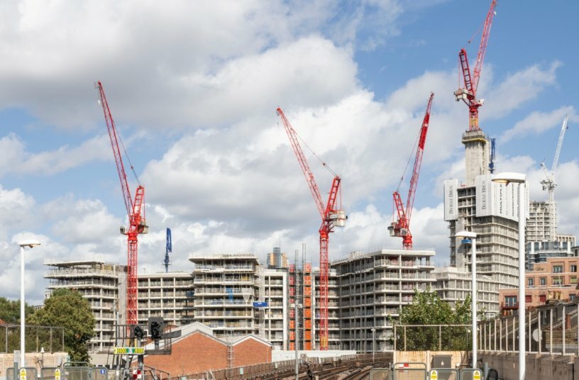Due to safety reasons, the cranes in the track area, in what is known as the theoretical risk zone, were allowed to operate only at 75 percent capacity and with a reinforced crane foundation. London’s safety guidelines for crane deployments in the vicinity of critical infrastructure are among the strictest worldwide.<br>IMAGE SOURCE: WOLFFKRAN International AG