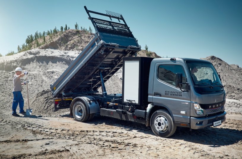 FUSO Next Generation eCanter with 3-Way-Tipper<br>IMAGE SOURCE: Daimler Truck AG