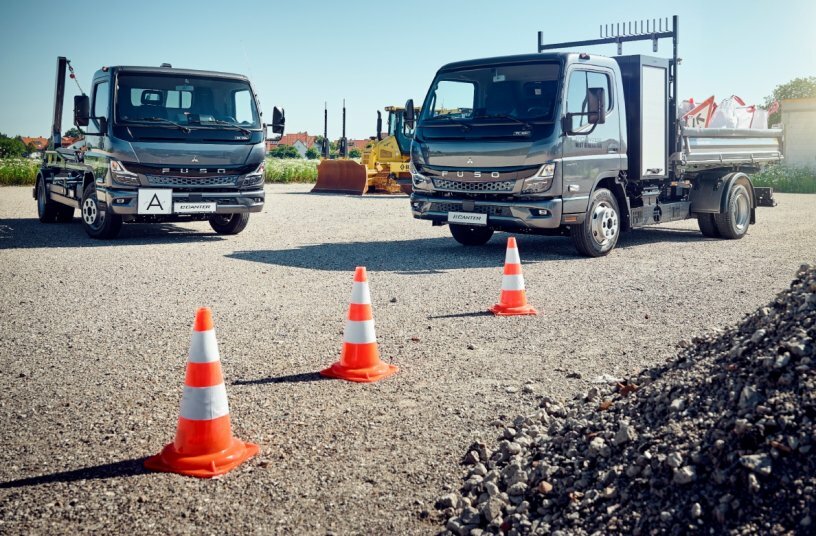 FUSO Next Generation eCanter 7C18e with 3-Way Tipper and with skip loader<br>IMAGE SOURCE: Daimler Truck AG