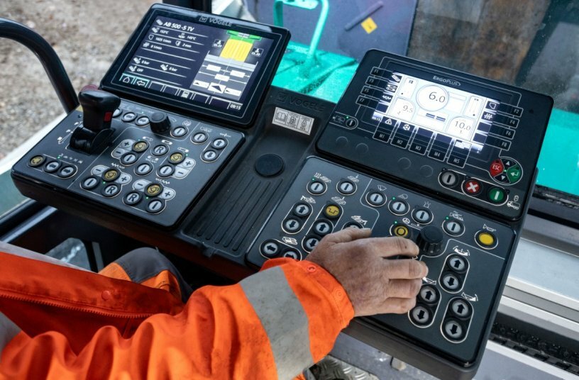 Enhanced ErgoPlus 5 operating system The paver operator’s console of the SUPER 1800-5(i) offers improved visibility, better comfort and ergonomics and everything you need for networked road construction. <br>IMAGE SOURCE: WIRTGEN GROUP