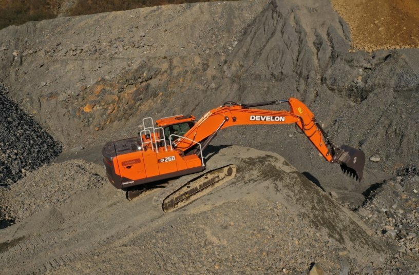 Develon DX260LC-9<br>IMAGE SOURCE: DEVELON