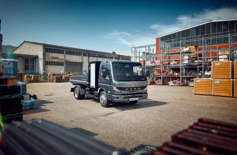 FUSO Next Generation eCanter with 3-Way-Tipper<br>IMAGE SOURCE: Daimler Truck AG