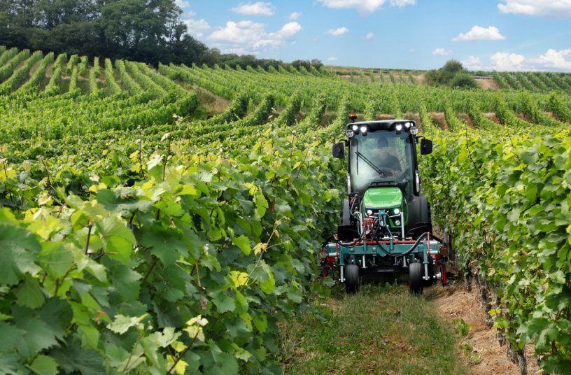 DEUTZ-FAHR is presenting a world first and 2 groundbreaking innovations at the Winzer-Service trade fair in Karlsruhe: the DF/DS/DV PRO series, the SMART VINEYARD tractor and the VitiBot Bakus<br>IMAGE SOURCE: SAME DEUTZ-FAHR DEUTSCHLAND GmbH