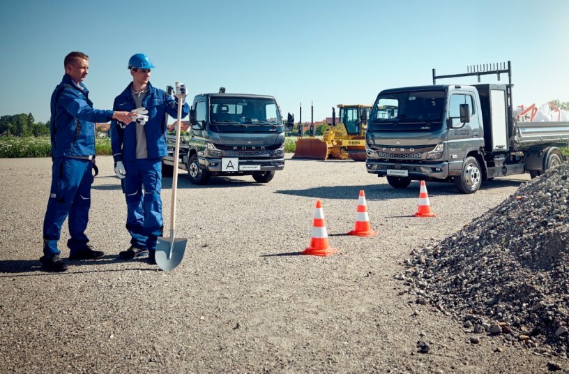 FUSO Next Generation eCanter 7C18e with 3-Way-Tipper and with skip loader<br>IMAGE SOURCE: Daimler Truck AG
