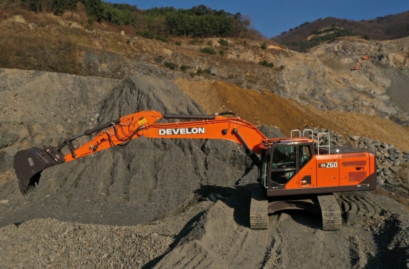 Develon DX260LC-9<br>IMAGE SOURCE: DEVELON