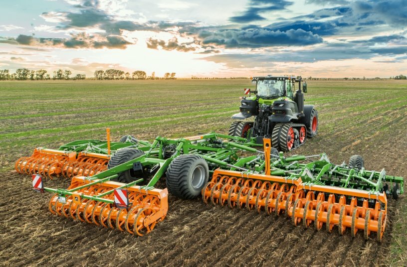 New: Catros+ 12003-2TX with integrated TX chassis thanks to new 5-part folding mechanism.<br>IMAGE SOURCE: AMAZONEN-WERKE H. DREYER SE & Co. KG