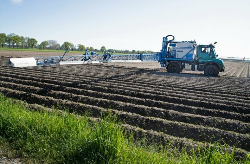 Unimog in agricultural operation<br>IMAGE SOURCE: Daimler Truck AG