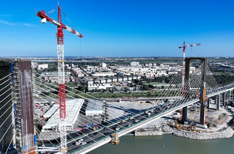 The cranes are each attached to a bridge pylon with two ties, with a yellow external frame spanning each tower section used. The lower ties had to be guided through the stay cables of the bridge structure so they would reach the pylons.<br>IMAGE SOURCE: Liebherr-Werk Biberach GmbH