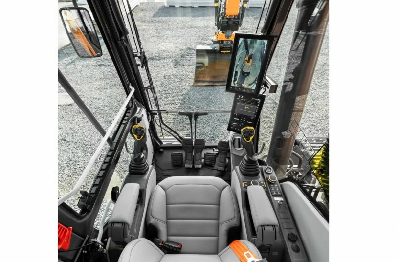 Develon DX260LC-9<br>IMAGE SOURCE: DEVELON