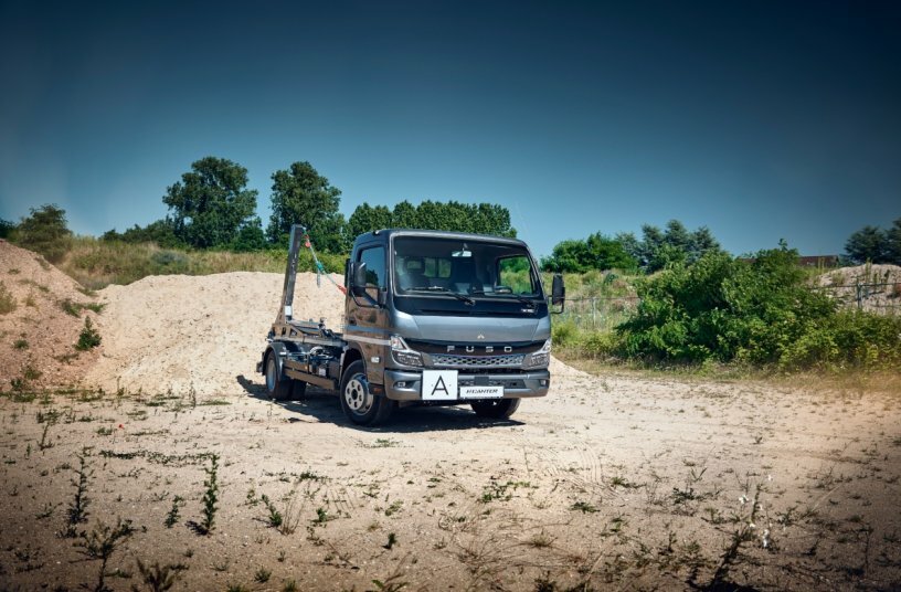 FUSO Next Generation eCanter 7C18e with skip loader<br>IMAGE SOURCE: Daimler Truck AG