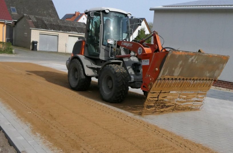 Die Optimas Streuschaufel verteilt das Materisl gleichmäßig und schnell auf der Pflasterfläche.<br>BILDQUELLE: Optimas GmbH