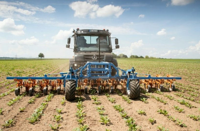 Unimog in agricultural operation<br>IMAGE SOURCE: Daimler Truck AG