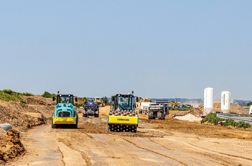 Die ARS Walzenzüge als wichtiger Partner bei der Bodenbearbeitung auf Straßenbaustellen. <br> Bildquelle: Ammann