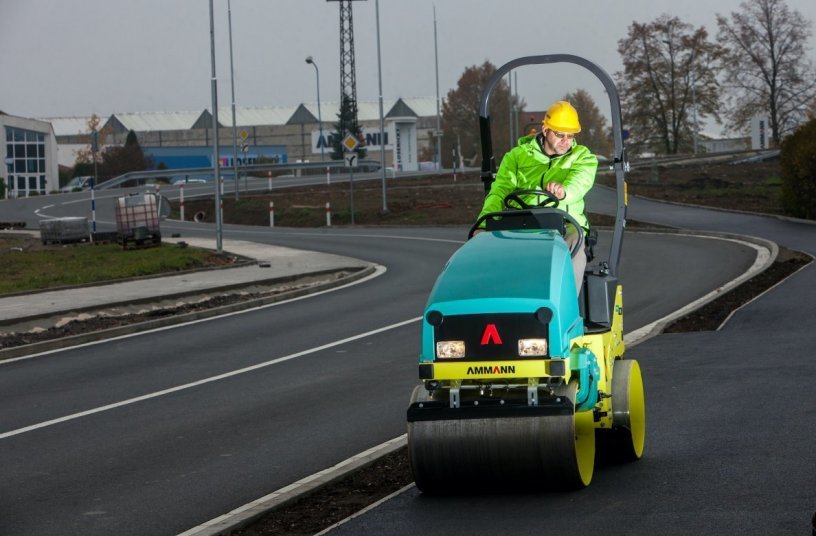 Easy to work with, easy to maintain: The ARX compact rollers comply with the EU Stage V emission standard and meet user requirements in terms of comfort and safety. <br>Image source: Ammann Verdichtung