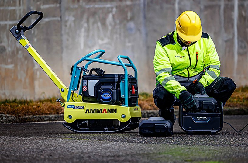 Die reversierbare Rüttelplatte eAPR 20/40 bietet viel Leistung in einer leichten, schmalen Maschine. Der Honda Akku ist leicht zu wechseln.<br>BILDQUELLE: Ammann