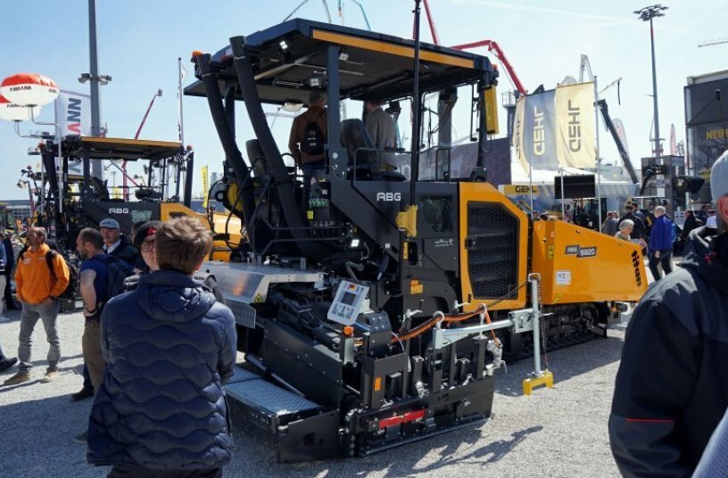 Versatile all-rounder for asphalt paving: The ABG 6820 road paver impresses with high paving quality even at low asphalt temperatures.<br>IMAGE SOURCE: Ammann