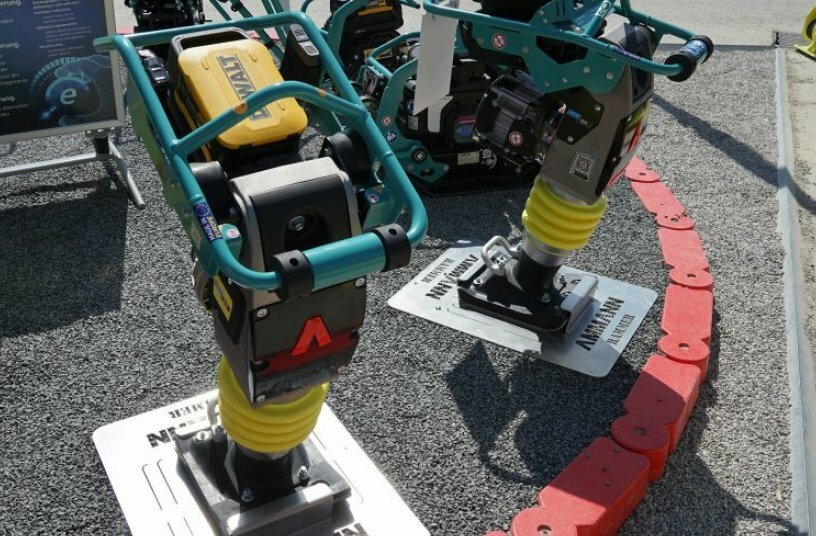 One device – two drive concepts: The electric rammer eATR 68 is now also available with the newly developed DeWalt drive without a clutch.<br>IMAGE SOURCE: Ammann