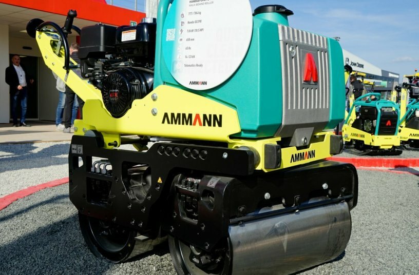 A systematic cornering artist: The ARW 65-S masters tight radii thanks to its 15° steering, making it a compact alternative to the ride-on roller.<br>IMAGE SOURCE: Ammann