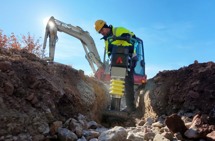 Der mobile und kraftvolle Verdichter der Premiumklasse ATR 59 zeigt in beengten Einsatzbereichen, wie Gräben, sein ganzes Potential.<br>BILDQUELLE: Ammann
