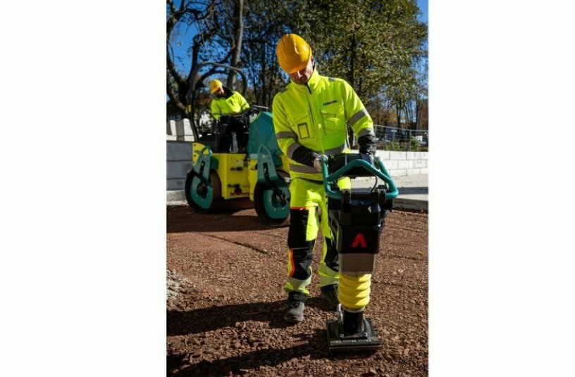 The newly designed, large control elements allow the ATR 59 to be held securely and guided precisely.<br>IMAGE SOURCE: Ammann