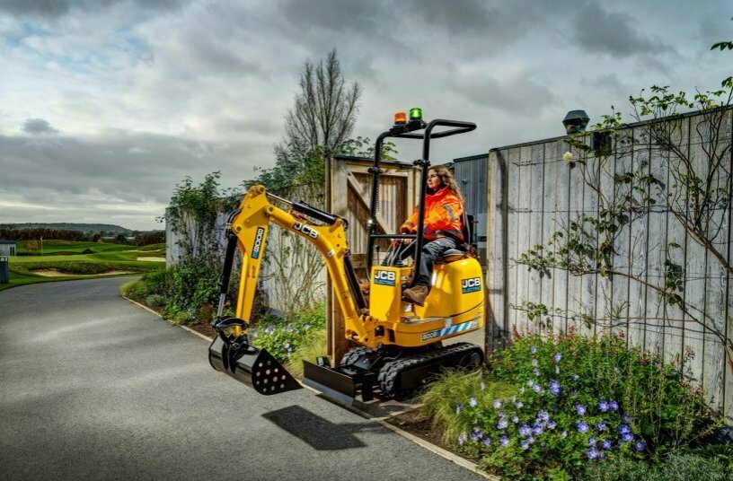 The new electric micro excavator offers maximum flexibility, especially in tight locations.<br>IMAGE SOURCE: JCB
