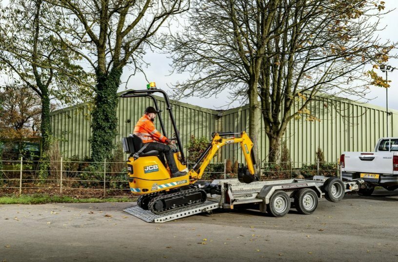 With an operating weight of less than one tonne, the micro excavator can also be loaded and moved on small trailers or with other equipment.<br>IMAGE SOURCE: JCB