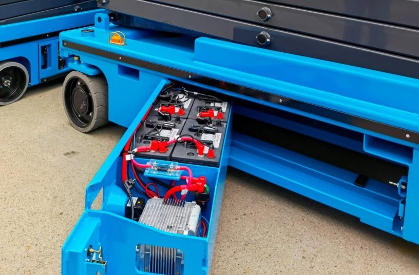 1.	A Sinoboom scissor lift with Discover Dry Cell batteries fitted as standard<br>IMAGE SOURCE: Discover Battery