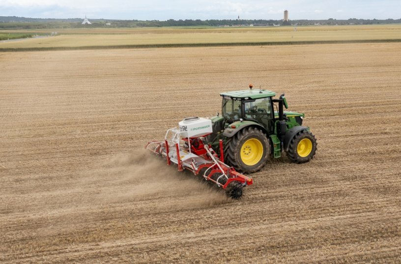 Die Rollhacke ROTOCARE V 6600 mit dem flexiblen Tank TEGOSEM<br>BILDQUELLE: PÖTTINGER Landtechnik GmbH