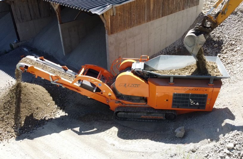 R800 crushing gravel that has already been mixed with fines creating the exact final product of 0/70 required by the customers  <br> Image source: Rockster Austria International GmbH