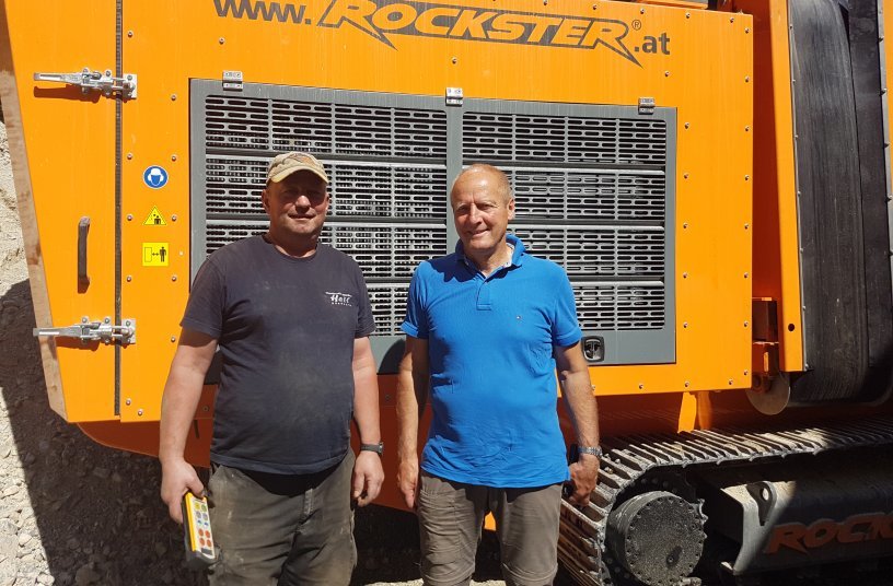 Schotterwerksleiter Thomas Gruber (links) und Geschäftsführer Peter Happenhofer (rechts) vor ihrem neuen Rockster R800 Backenbrecher. <br> Bildquelle: Rockster Austria International GmbH