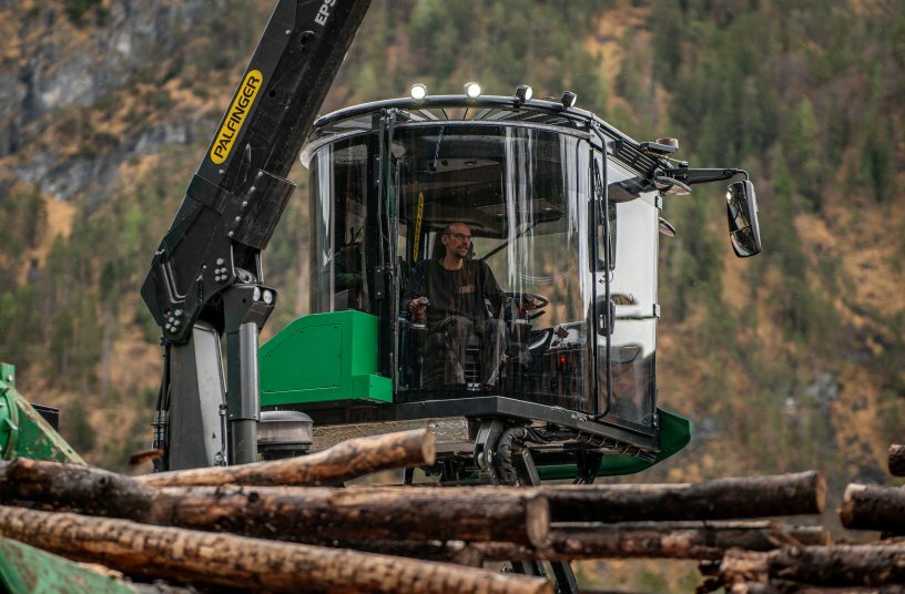 Optimale Sicht: Speziell gekrümmte Scheiben sowie der drehbare Sitz ermöglicht eine perfekte Übersicht über Maschine, Polter und Abfuhrfahrzeuge.<br>BILDQUELLE: Jonathan Colditz