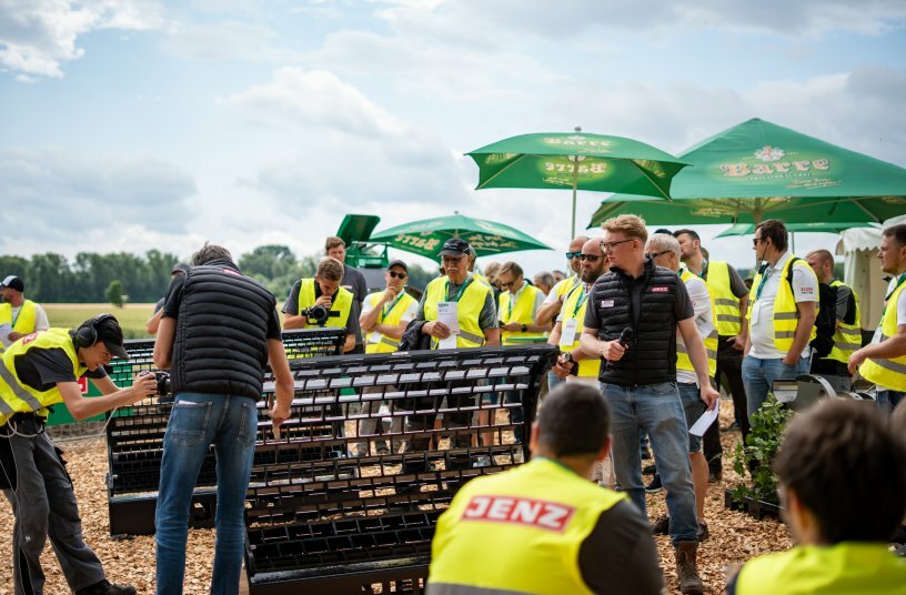 Martin Ebmeyer (Leiter Konstruktion) erklärt den neuen Siebkorb mit Lamellen<br>BILDQUELLE: Anna Müller