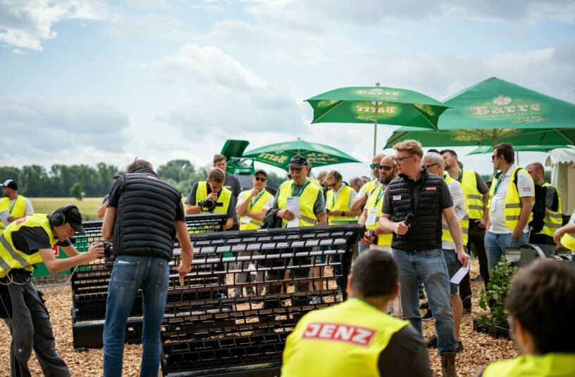 Martin Ebmeyer (Head of Engineering) explains the new L-screen with Lamellas<br>IMAGE SOURCE: Anna Müller