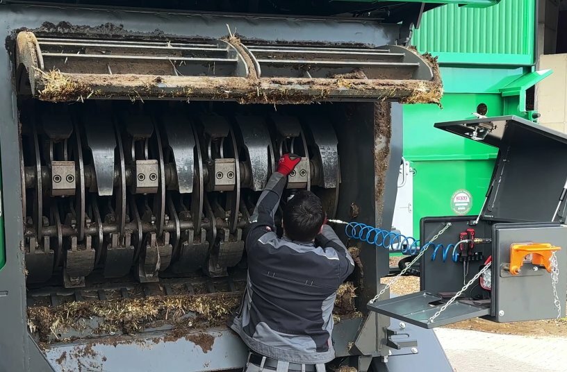 Das seitlich schwenkbare Austragsband des BA 916 in Kombination mit der serienmäßigen Werkzeugkiste ermöglicht einen zügigen und unkomplizierten Umbau beim Wechsel des zu verarbeitenden Materials.<br>BILDQUELLE: JENZ GmbH