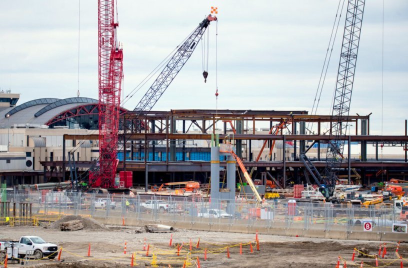 Manitowoc crawler cranes assist Pittsburgh airport transformation project<br>IMAGE SOURCE: THE MANITOWOC COMPANY, INC.