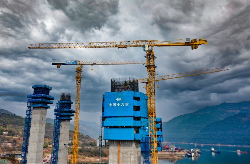 The Fuxing Yangtze River Bridge construction project<br>IMAGE SOURCE: THE MANITOWOC COMPANY, INC.