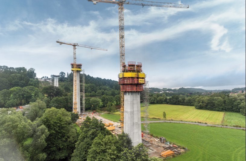 The 7-field bridge is supported by six piers, some of which reach a height of up to 66 m. <br> Image source: Doka