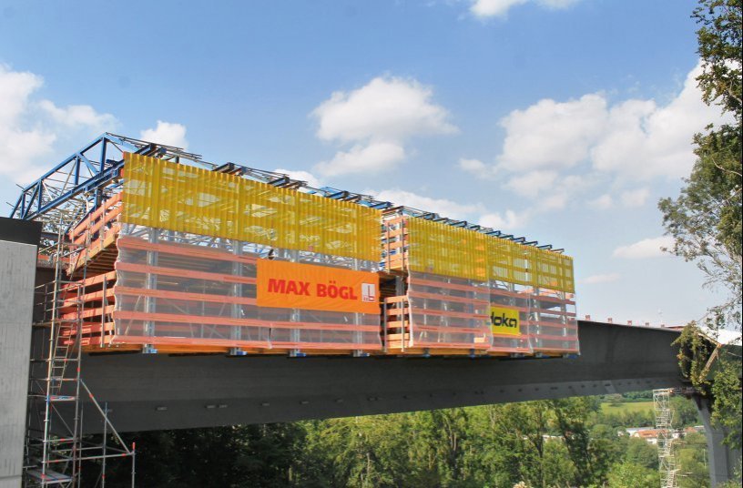 Two composite forming carriages ensured that the concrete of the roadway slab could be connected to the steel structure. The suspended finishing-work platform provided a high degree of safety. <br> Image source: Doka