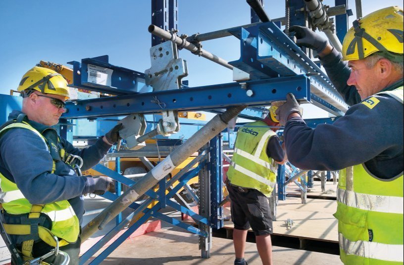 The installation and dismantling of two forming wagons TU was also carried out by the Doka formwork preassembly experts. <br> Image source: Doka