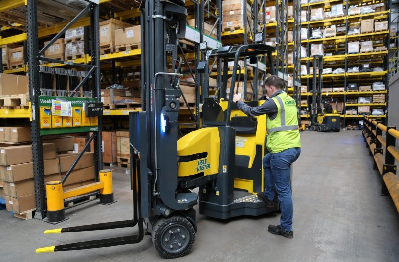 Aisle Master Order Picker AME OP <br> Image source: Combilift